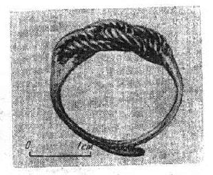 A photo of a gold, plaited ring from 14th century medieval Novgorod. Sedova, M.V. "Perstni." Juvelirnye izdelija drevnego Novgoroda (X-XV vv.). Moscow: Publishing House "Science," 1981, p. 127, illus. 48.