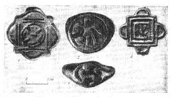 A photo of an assortment of seal rings from medieval Novgorod. Sedova, M.V. "Perstni." Juvelirnye izdelija drevnego Novgoroda (X-XV vv.). Moscow: Publishing House "Science," 1981, p. 138, illus. 52.
