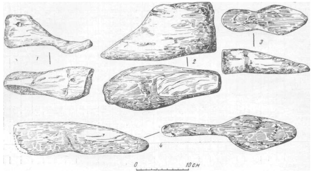 Drawings of medieval wooden shoe lasts found in Novgorod.